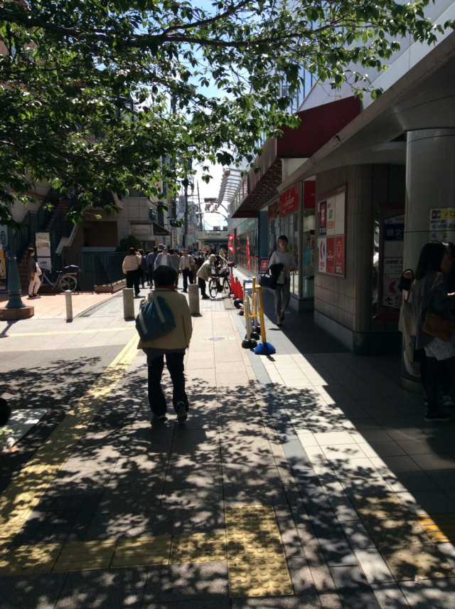 仙川駅を出ると右に曲がります。
